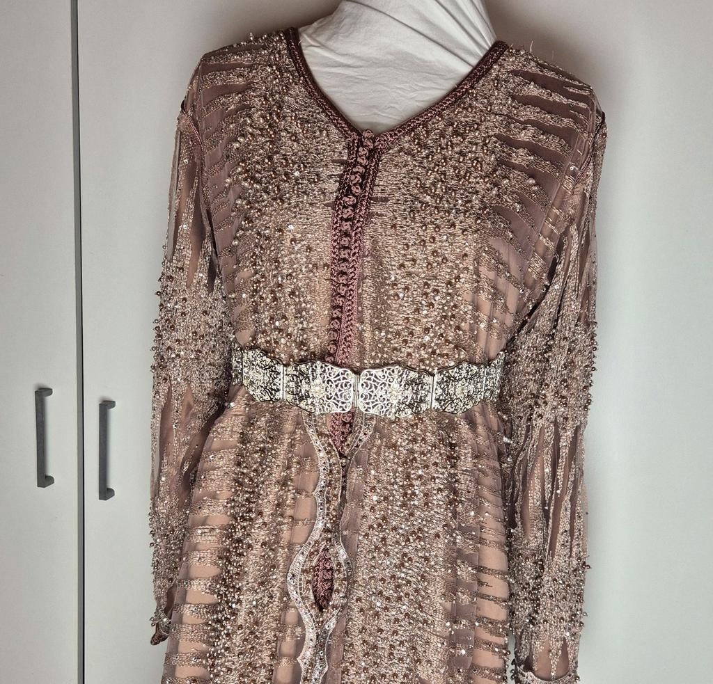 Takshita met Kralen en Parels, Kleding | Dames, Jurken, Zo goed als nieuw, Maat 46/48 (XL) of groter, Beige, Onder de knie, Ophalen of Verzenden