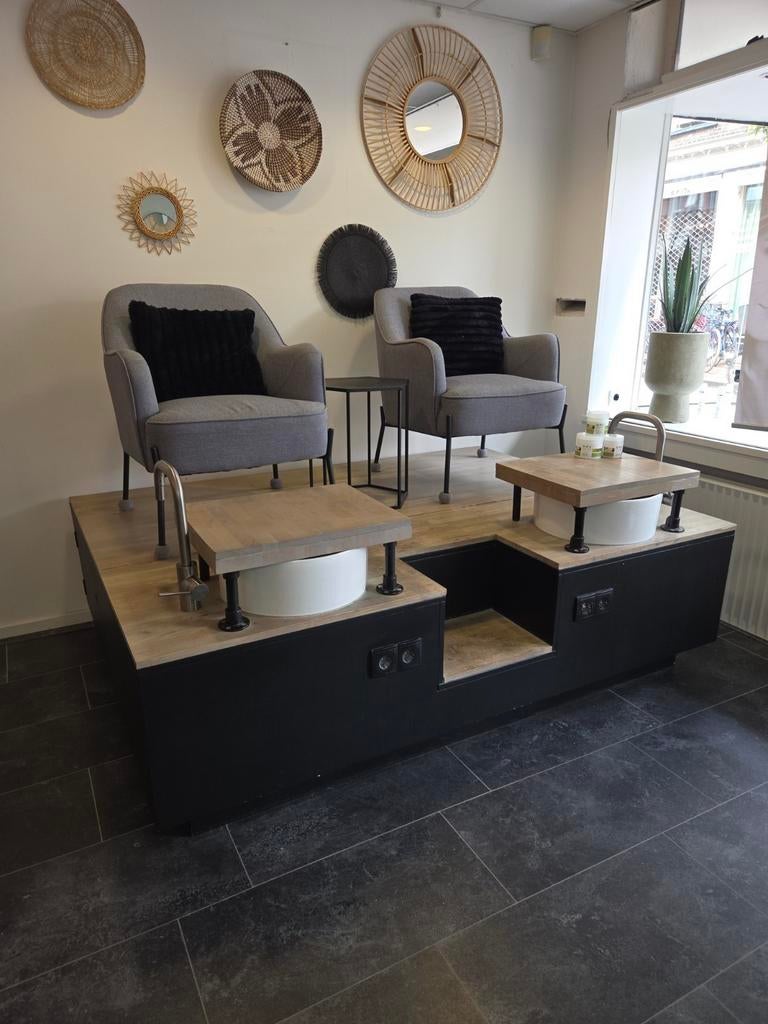 Pedicureplek (zonder stoelen) en tafel, Ophalen