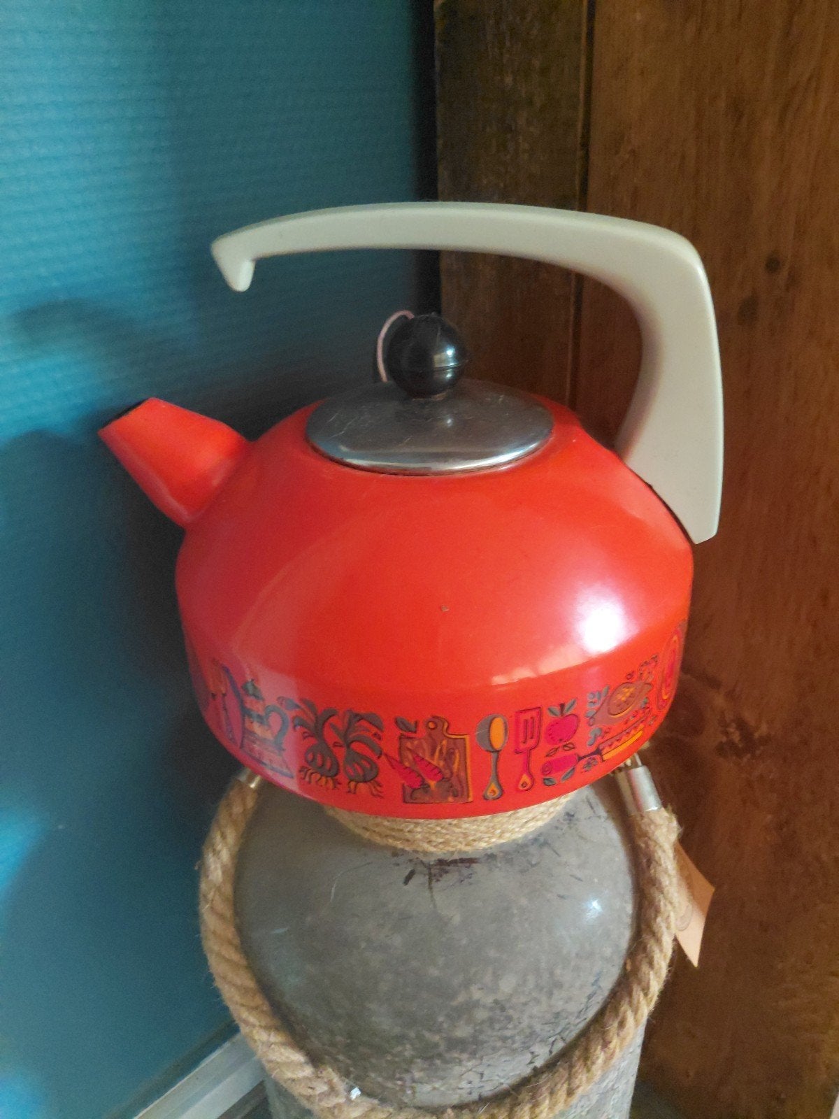 Vintage otanje fluitketel met decoratie, Theepot/fluitketel, Gebruikt, Ophalen of Verzenden, Metaal