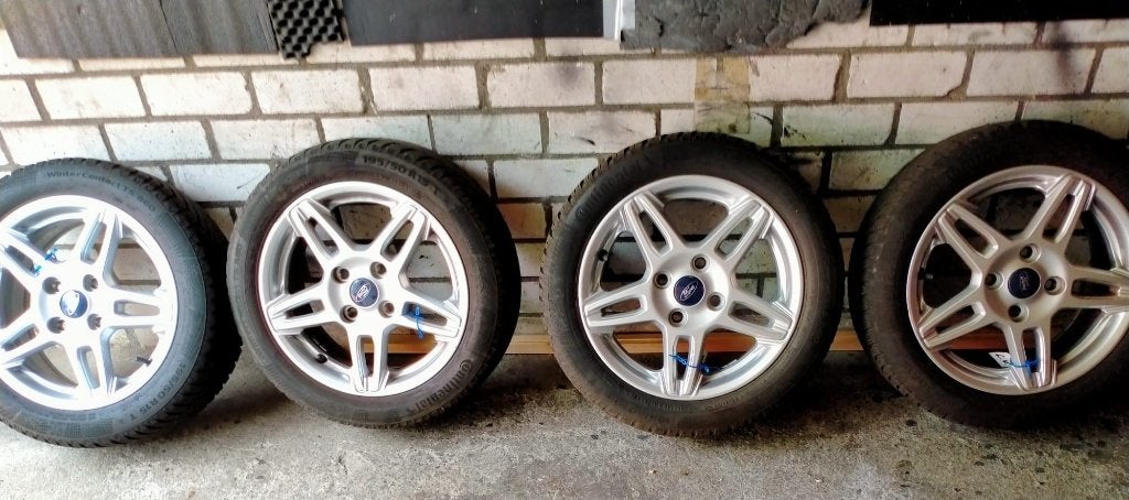 Ford velgen met winterbanden, Ophalen, Ford
