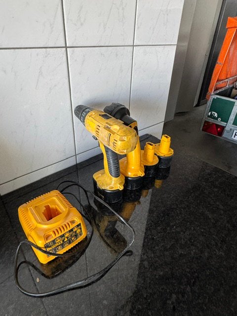 De Walt boormachine, schijnwerper en oplader plus 4 batter, Ophalen, Gebruikt