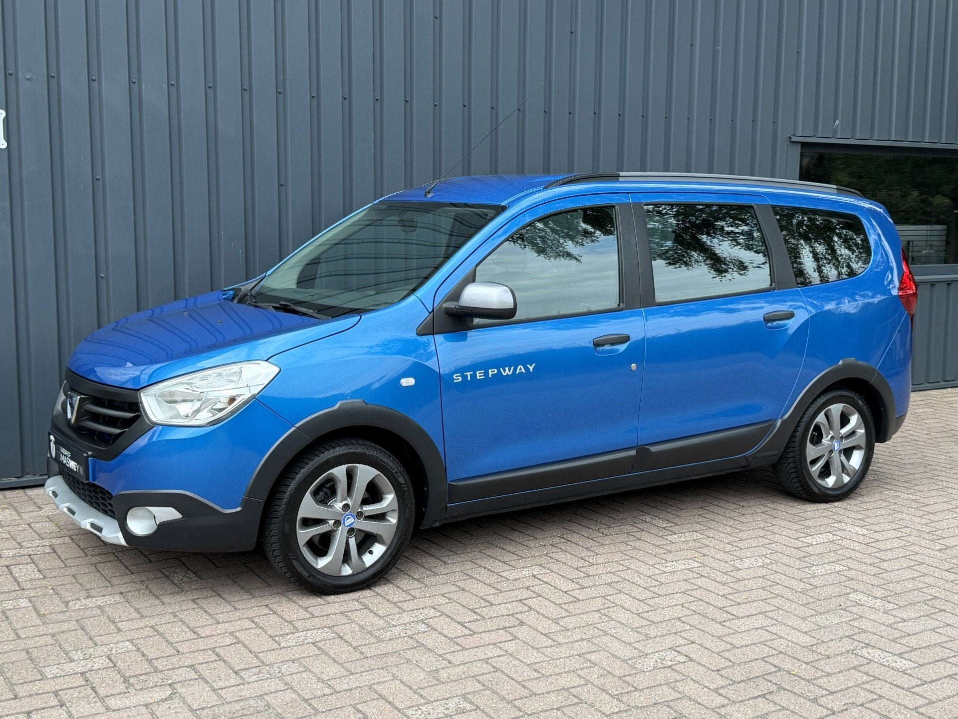 Dacia Lodgy 1.2 TCe Stepway 7-PERSOONS!/ONDERHOUDEN!/NW APK!, Auto's, Voorwielaandrijving, Stof, Gebruikt, Zwart