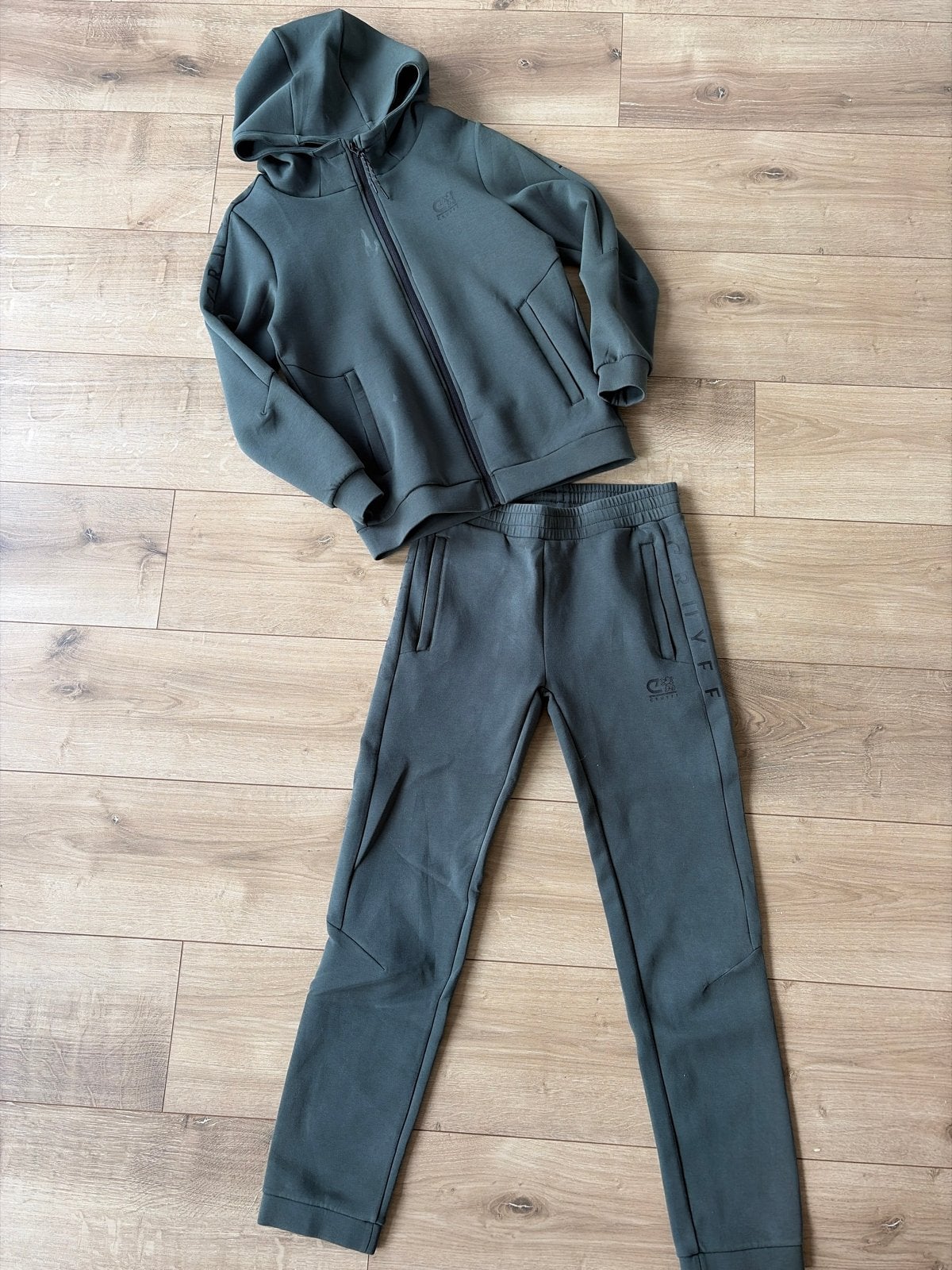 Cruyff Joggingpak Groen Maat 164 - Met vlekjes, Ophalen of Verzenden, Gebruikt, Jongen of Meisje, Setje
