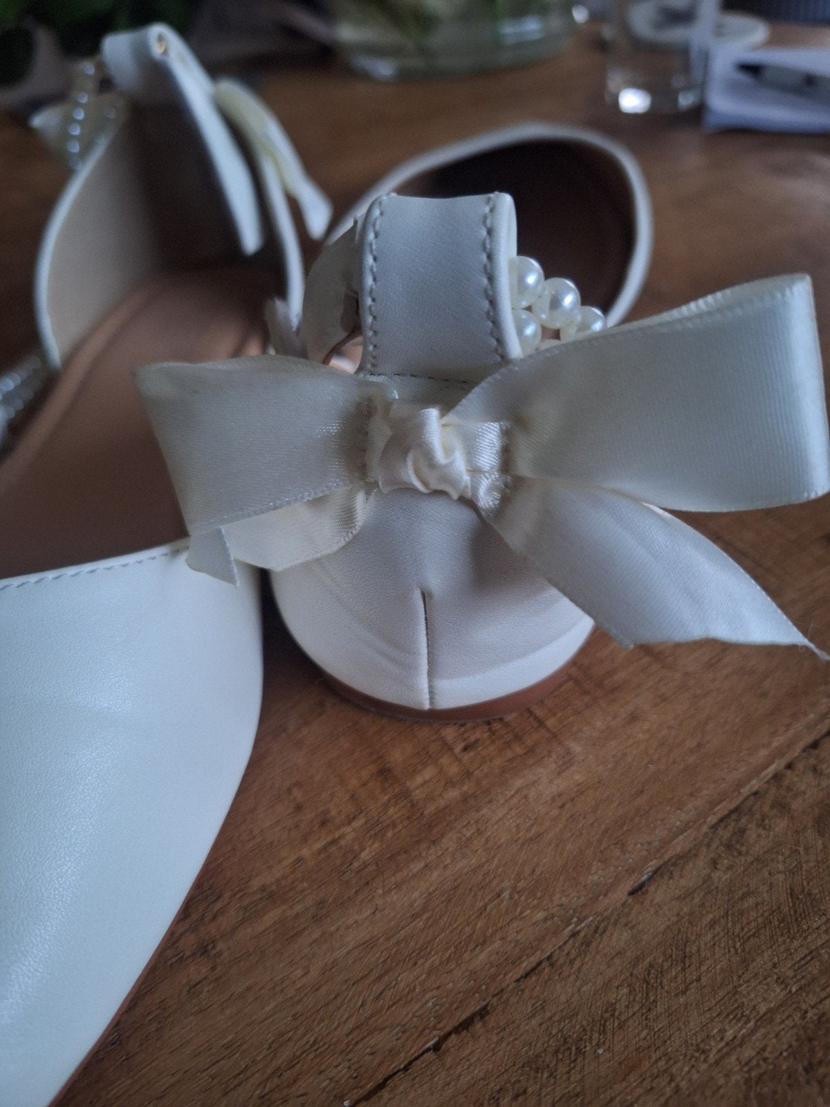 Elegante Witte Ballerina's met Parels en Strikjes, Ophalen of Verzenden, Zo goed als nieuw, Wit, Ballerina's