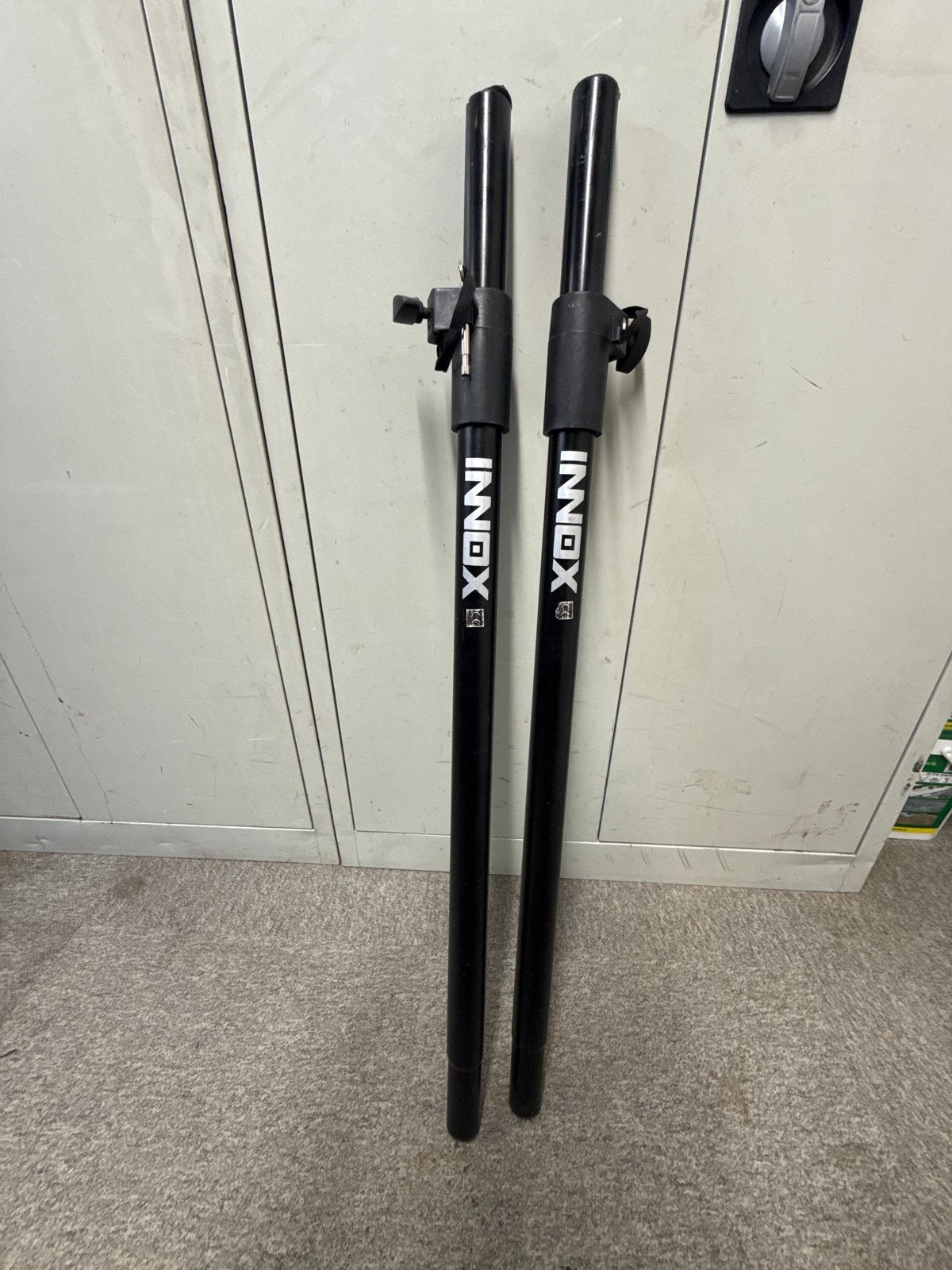 Innox Speakerstandaarden (set van 2), Muziek en Instrumenten, Ophalen of Verzenden, Gebruikt, Instrumentstandaard, Speaker