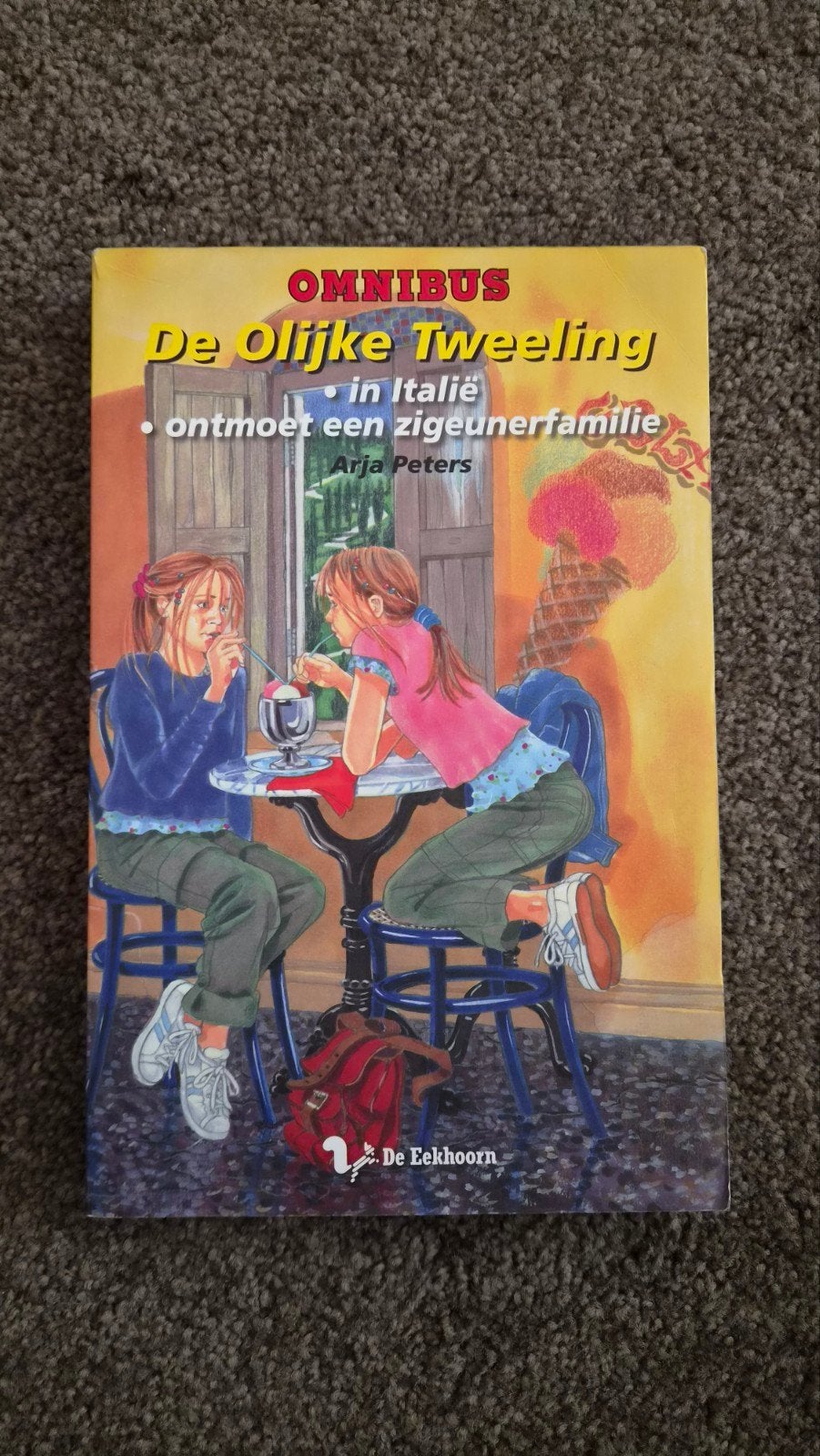Omnibus De Olijke Tweeling - In Italië & Zigeunerfamilie, Ophalen of Verzenden, Zo goed als nieuw, Arja Peters, Fictie