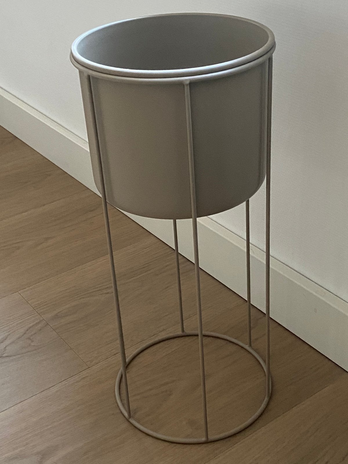 Beige/taupe japandi bloempot op voet metaal, Ophalen, Rond, Zo goed als nieuw, Minder dan 25 cm