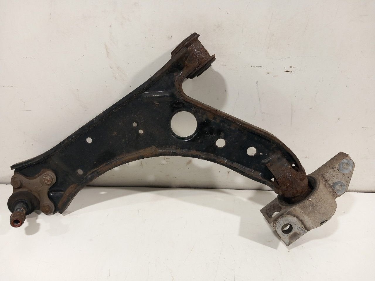 Draagarm links voor Volkswagen Golf, Onderdelen@venauto.nl, Van der Ven Autorecycling B.V., Gebruikt, Ettenseweg 76, 4706 PB Roosendaal, The Netherlands