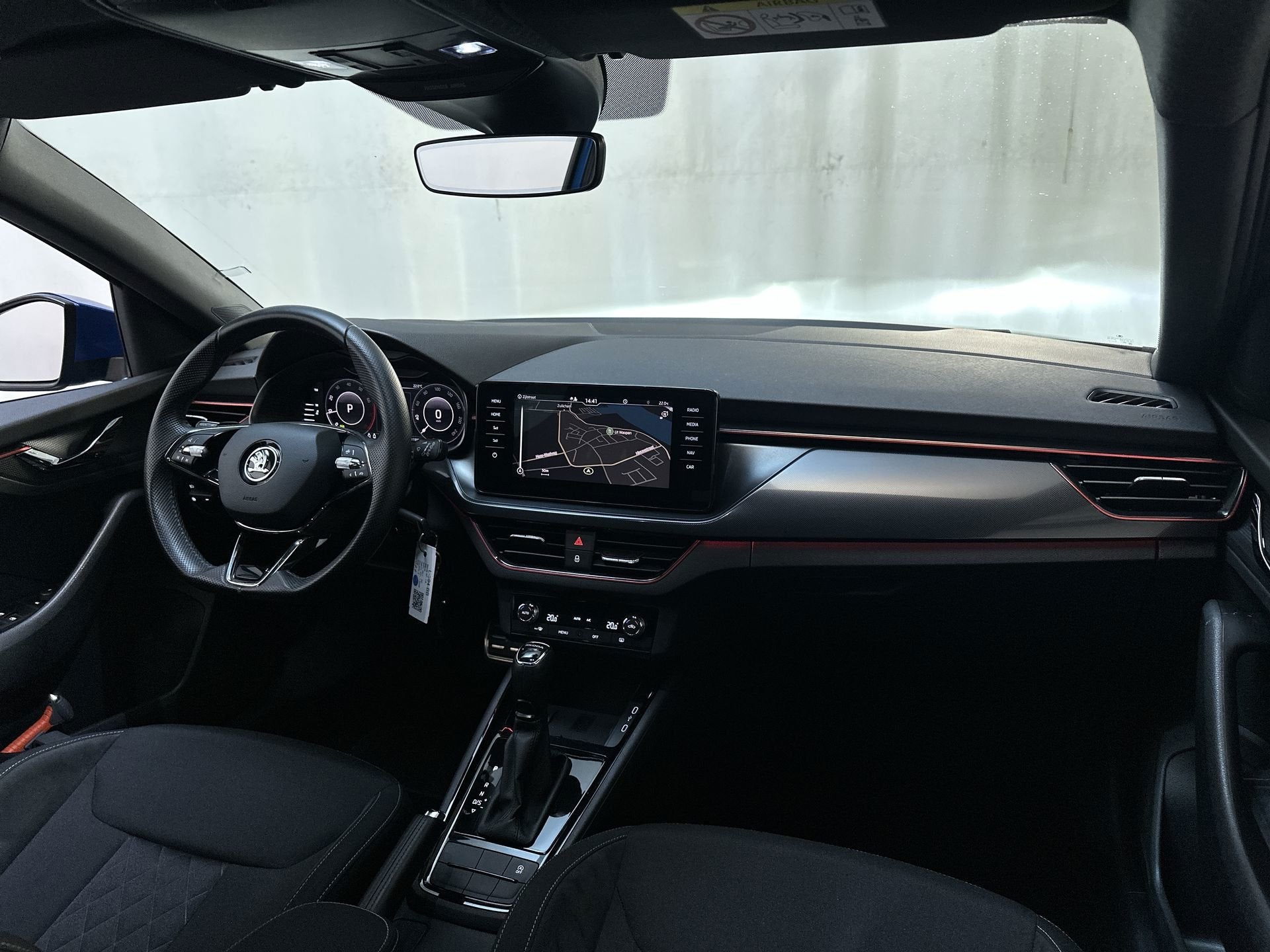Skoda Scala 1.0 TSI 110pk DSG Sport Business Navigatie Parke, Dealer onderhouden, Gebruikt, Met garantie (alle), Blauw