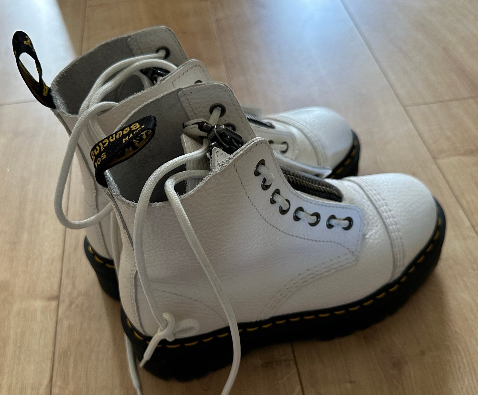 Dr. Martens Sinclair Laarzen Wit - Zo goed als nieuw, Ophalen of Verzenden, Zo goed als nieuw, Wit, Lage of Enkellaarzen