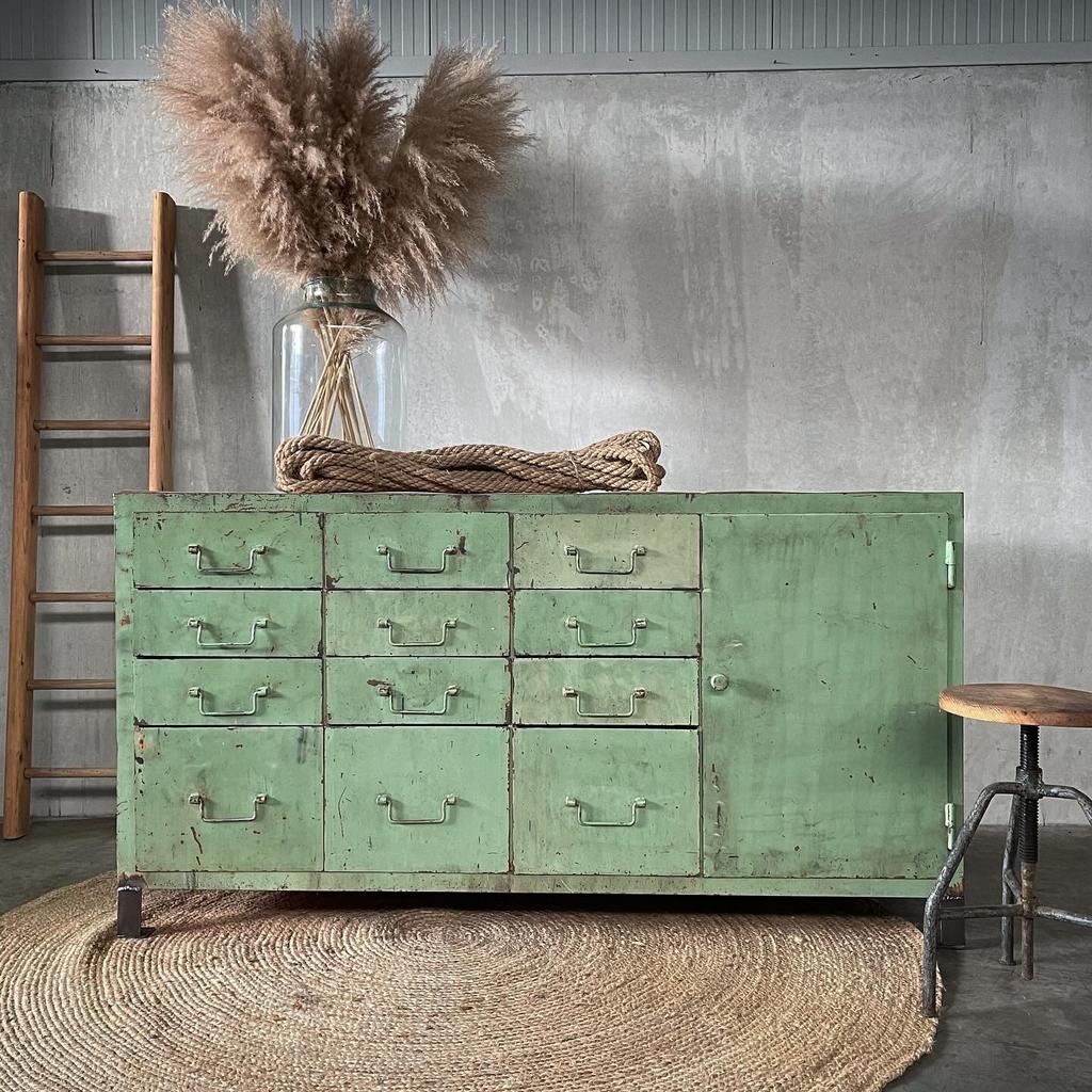 Oude ladekast, vintage werkbank, kast, industrieel dressoir, Antiek en Kunst, Curiosa en Brocante, Ophalen