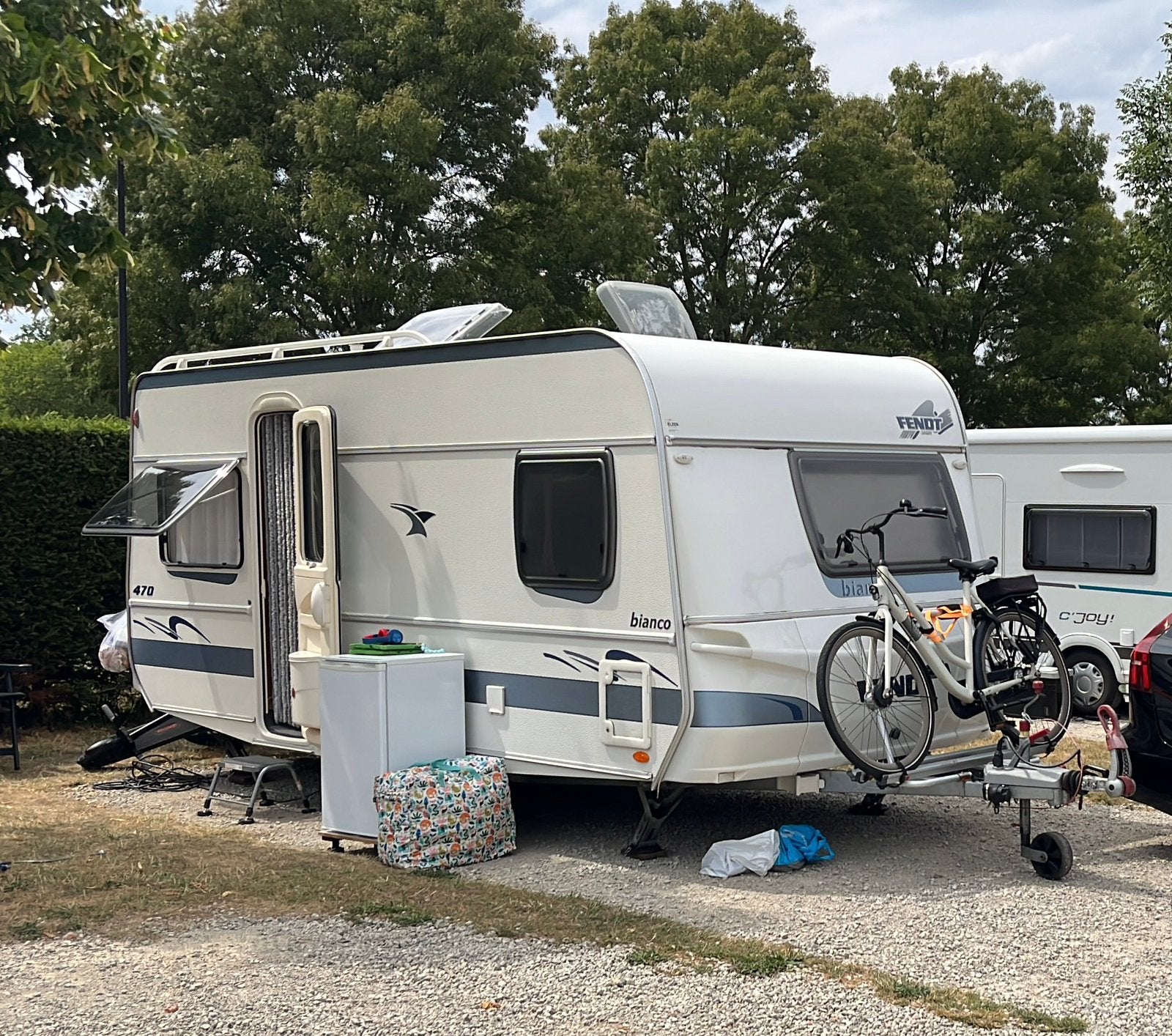 Fendt Bianco 470 incl mover, fietsenrekken en Isabella tent, Caravans en Kamperen, Caravans, Mover, Rondzit, Particulier, Tot en met 4
