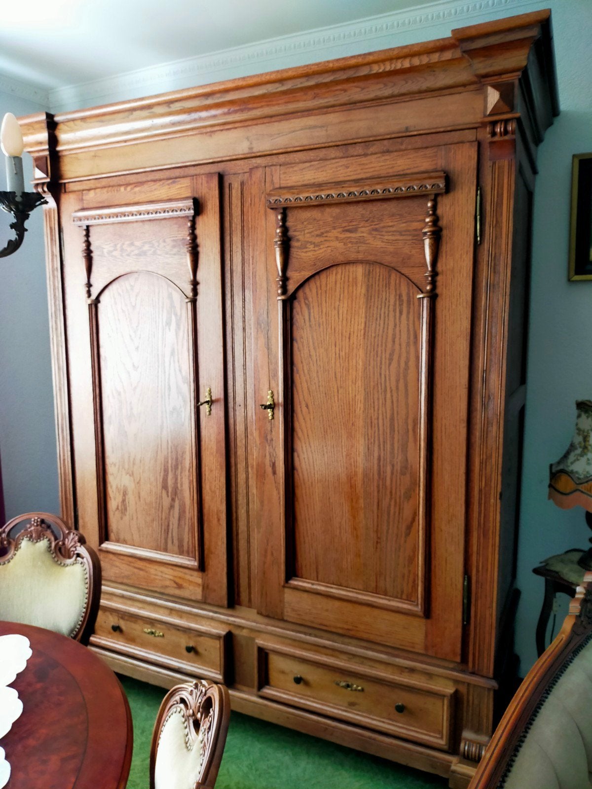 Antieke Eiken Kast met Sierlijke Details, Huis en Inrichting, Kasten | Buffetkasten, Ophalen