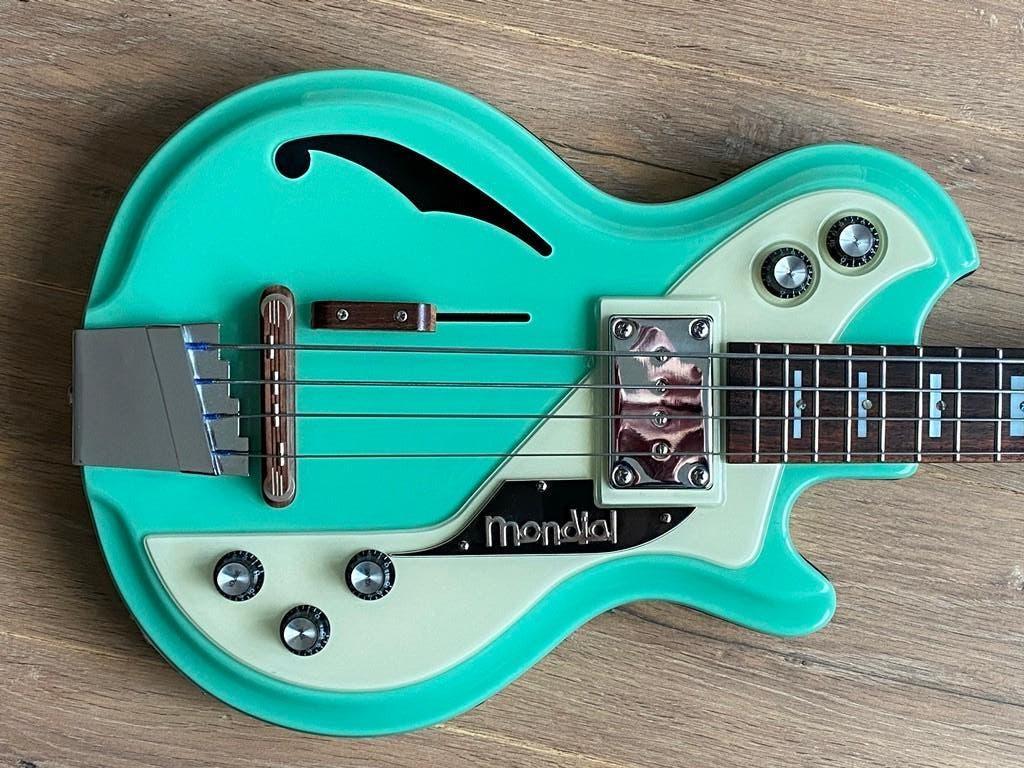 Italia Mondial retro bass nwst/ humbucker & piezo pickup !!, Ophalen of Verzenden, Zo goed als nieuw, Semi-akoestisch
