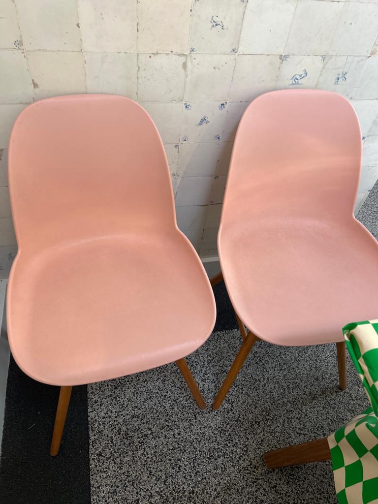 2 zachtroze eetkamerstoelen van Zuiver, Ophalen, Kunststof, Gebruikt, Twee