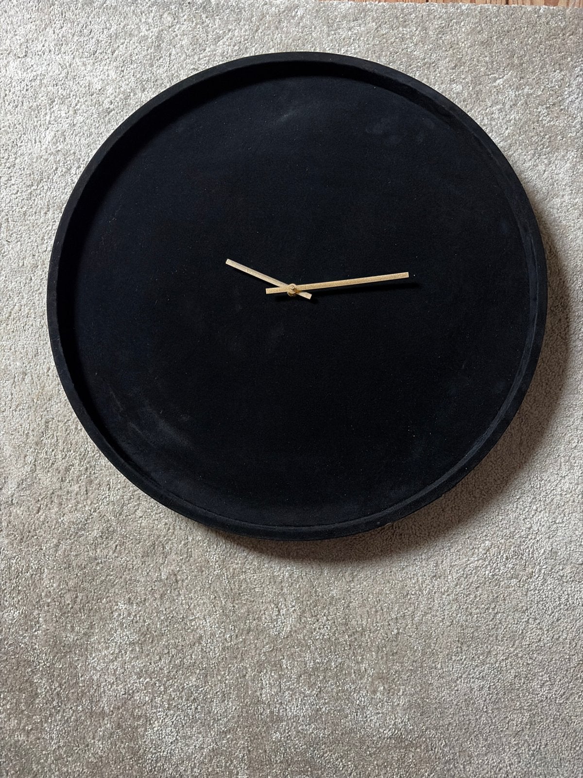 Zwarte velvet wandklok - 56 cm, Huis en Inrichting, Ophalen, Wandklok, Analoog, Werkt op batterijen