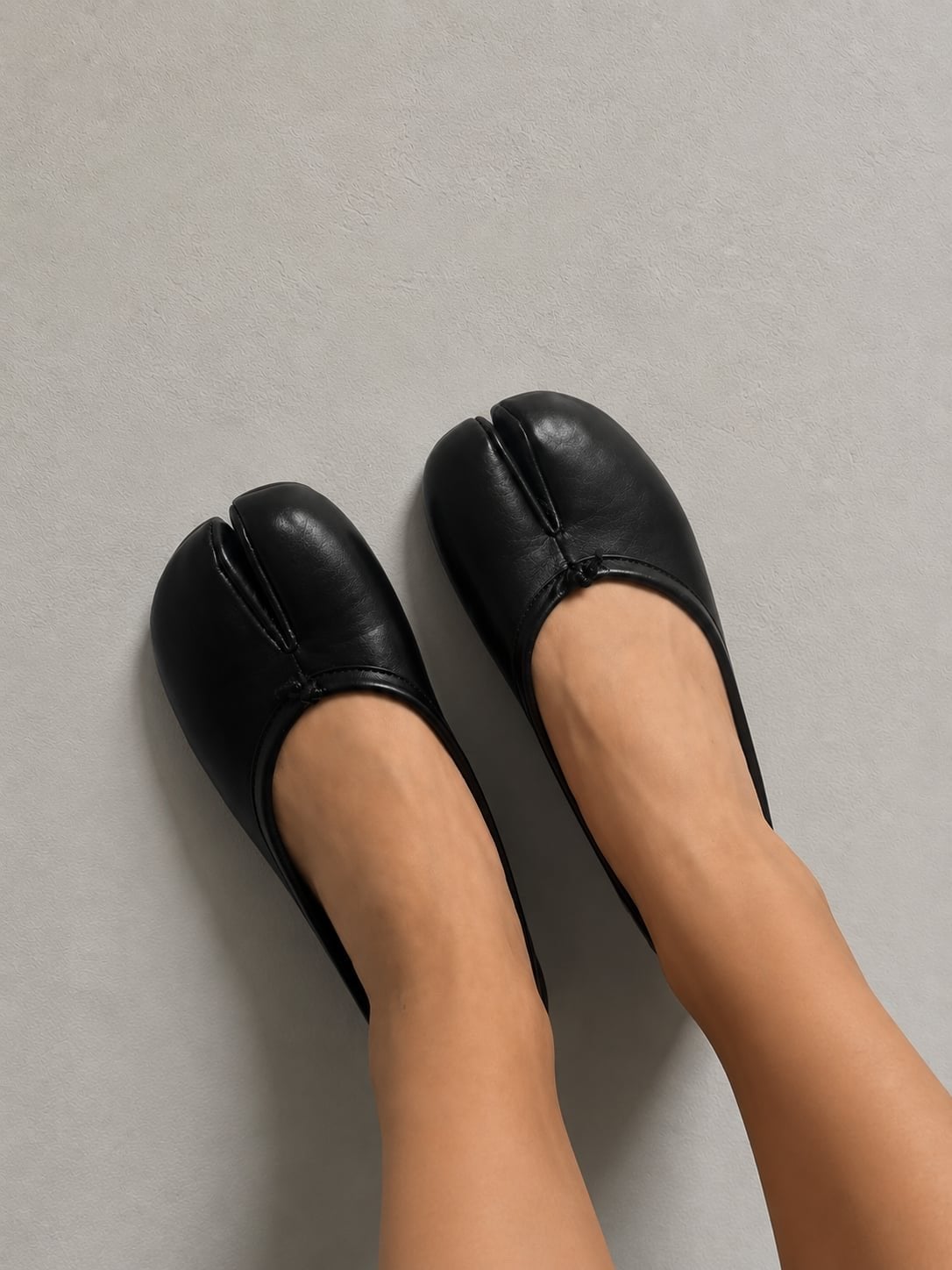 Zwarte geïnspireerde Tabi instappers van imitatieleer, Kleding | Dames, Schoenen, Ophalen of Verzenden, Zo goed als nieuw, Zwart