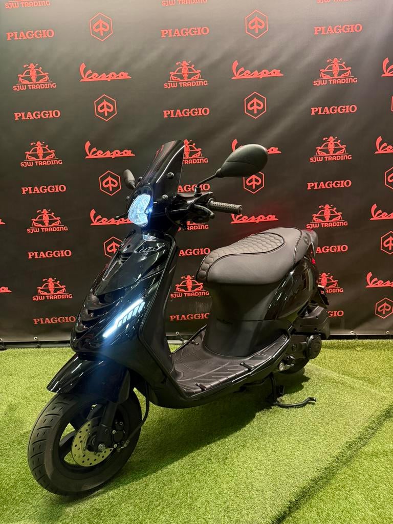Piaggio Zip 2022 Brom! Black on Black / RS Zadel / Garantie!, Zip, Ophalen of Verzenden, Benzine