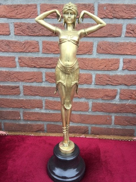 poserende danseres, brons en marmer, 50 cm hoog!, Antiek en Kunst, Brons, Beeld, Vrouw, Gemerkt