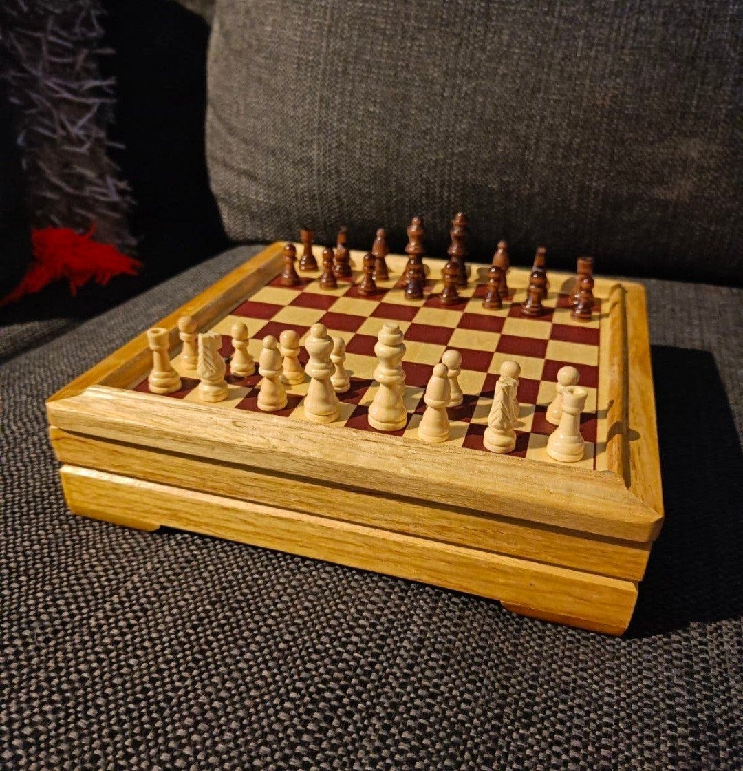Prachtig verhoogd houten schaakbord met schaakstukken, Ophalen of Verzenden, Zo goed als nieuw, Schaken