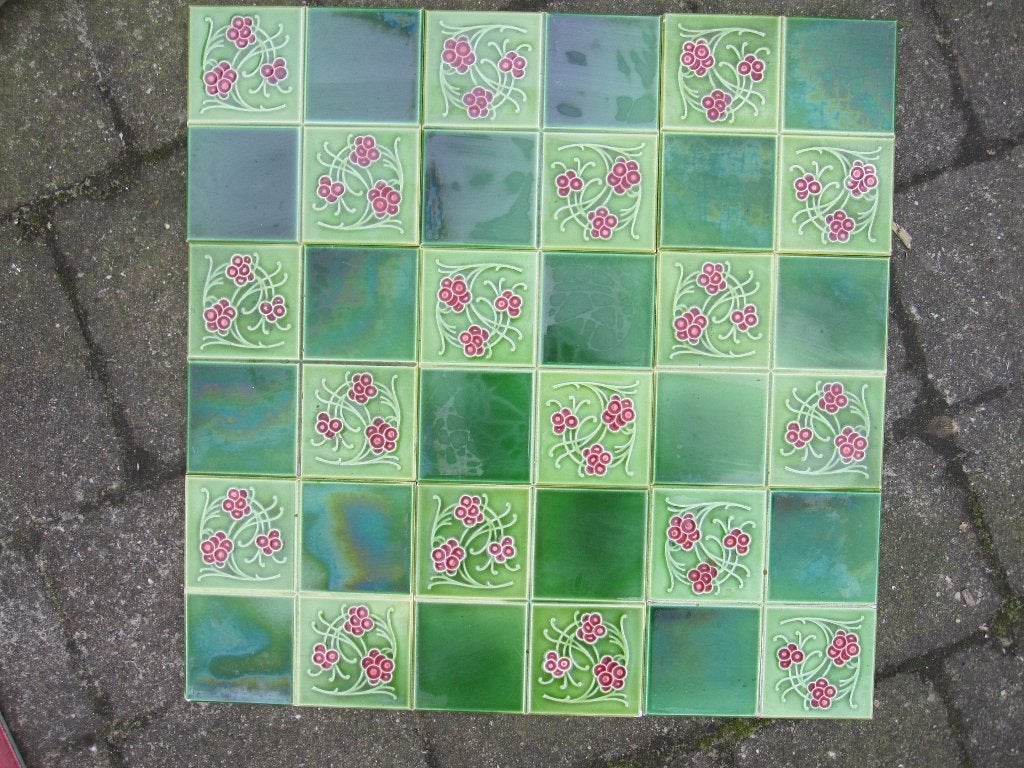 30 Antieke tegels, groen met rode bes, 15x15cm