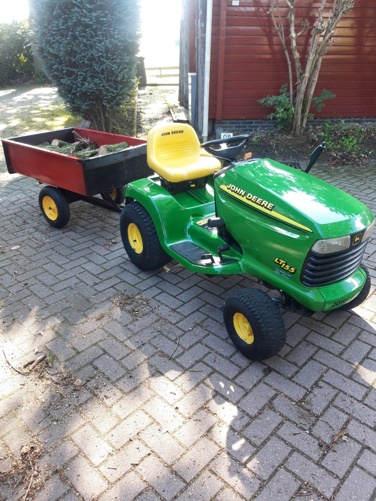 John Deere LT155 Zitmaaier met aanhanger, Cirkelmaaier, Gebruikt, Opvangbak, Benzine-grasmaaier