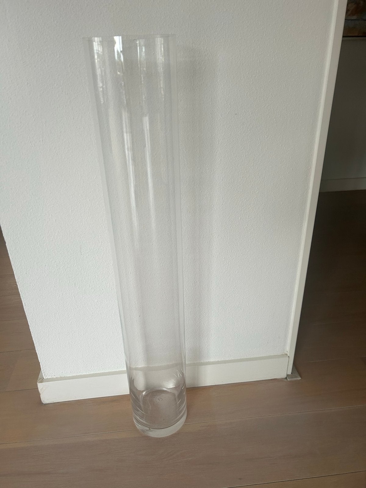 Decoratieve Smalle Lange Vaas - Transparant Glas, Huis en Inrichting, Woonaccessoires | Vazen, Ophalen of Verzenden, Zo goed als nieuw