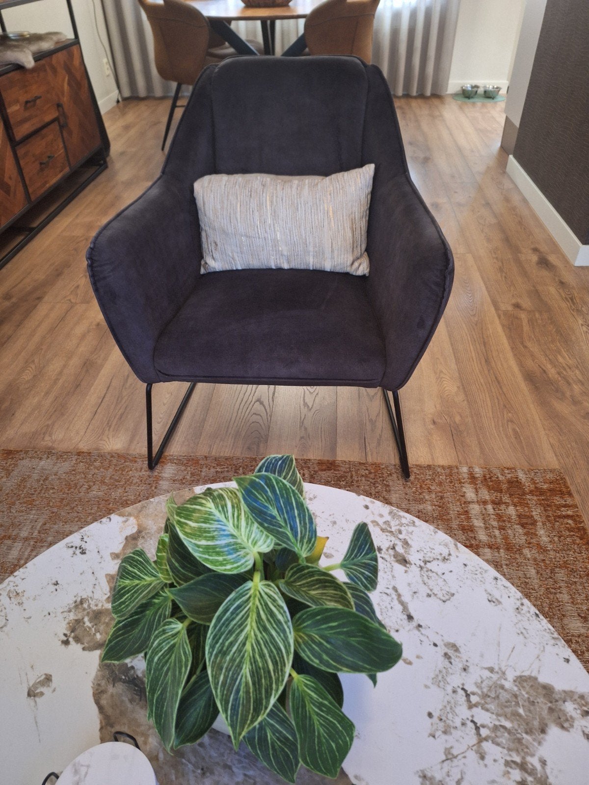Zeer nette velours fauteuil - Antraciet, Huis en Inrichting, Fauteuils, Ophalen, 75 tot 100 cm, Zo goed als nieuw, 50 tot 75 cm