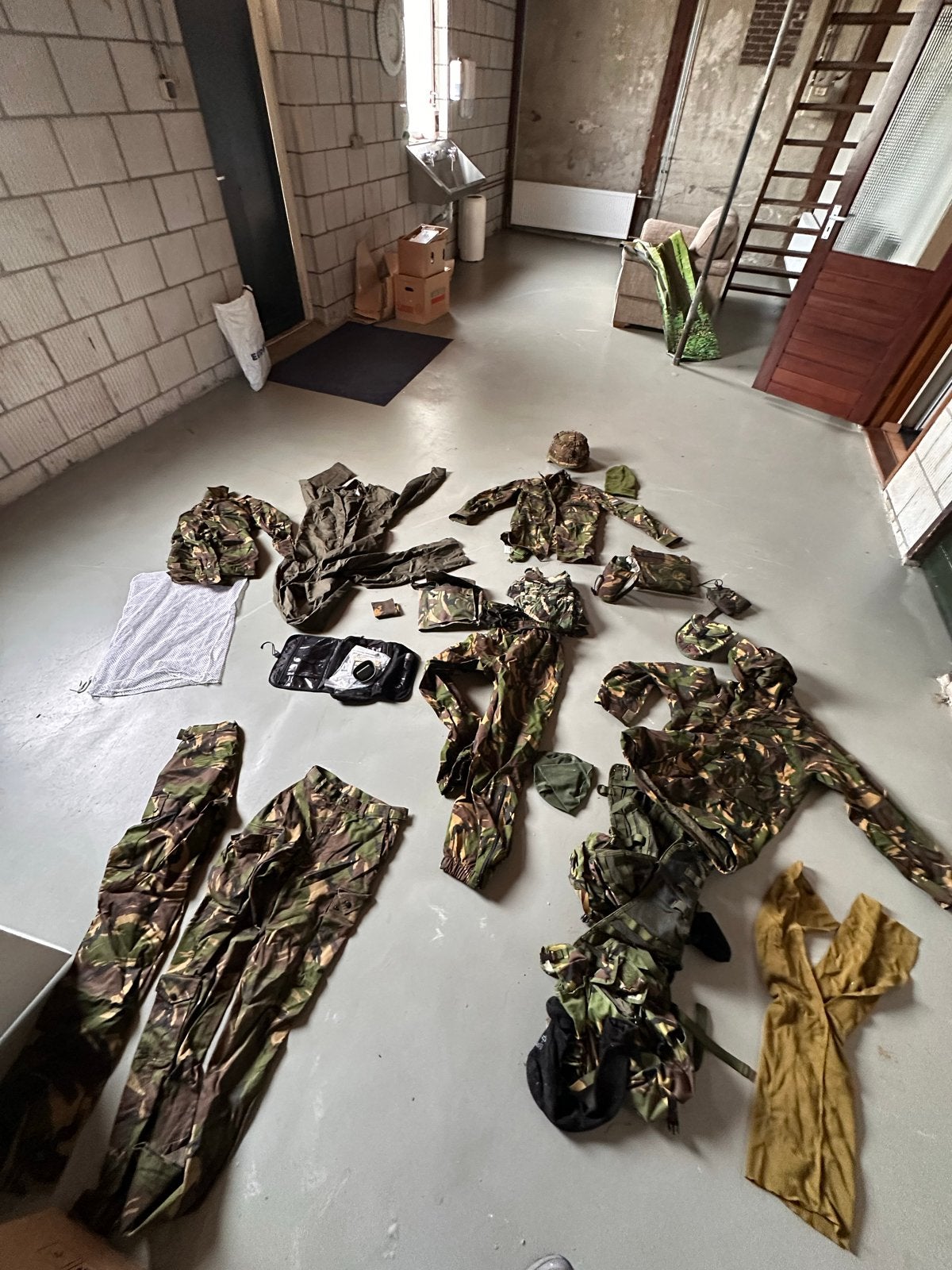 Militair uniform en uitrusting - maat M, Verzamelen, Militaria | Algemeen, Ophalen of Verzenden, Landmacht, Nederland, Kleding of Schoenen