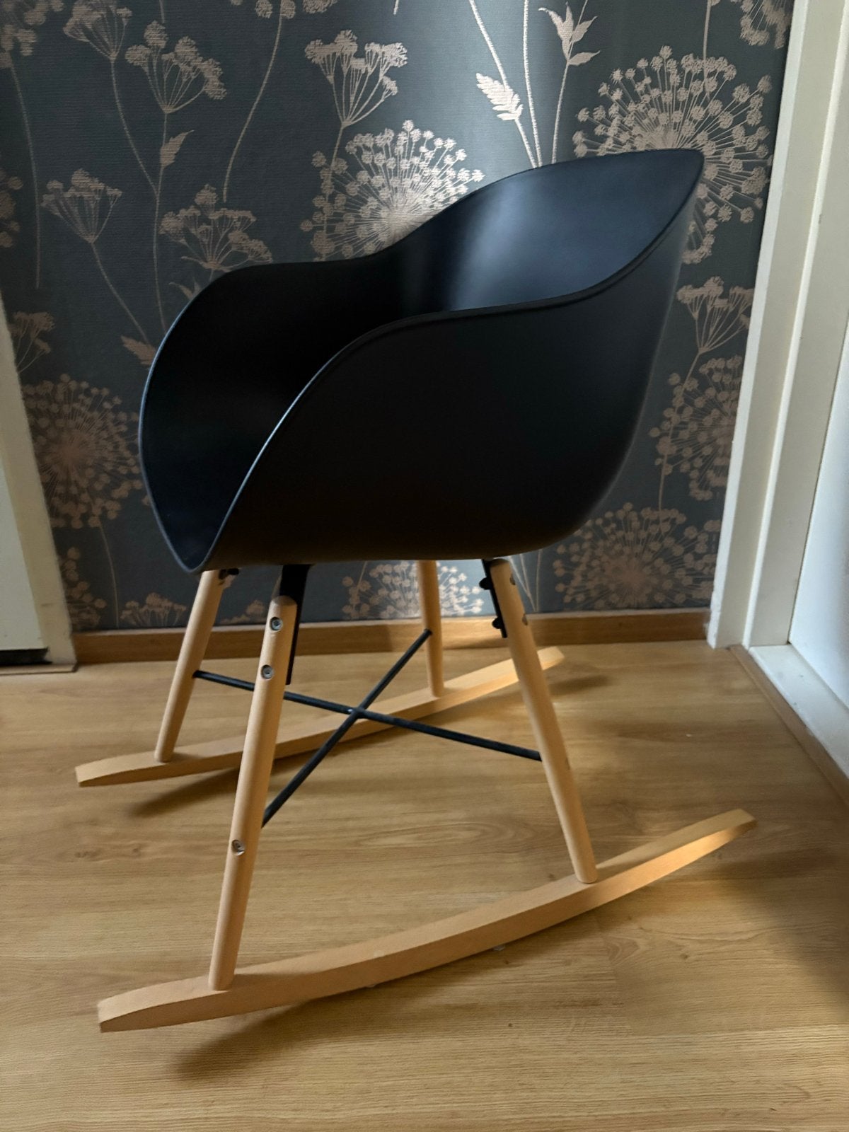 Schommelstoel Zwart met Houten Poten, Ophalen, Zwart, Zo goed als nieuw, Eén
