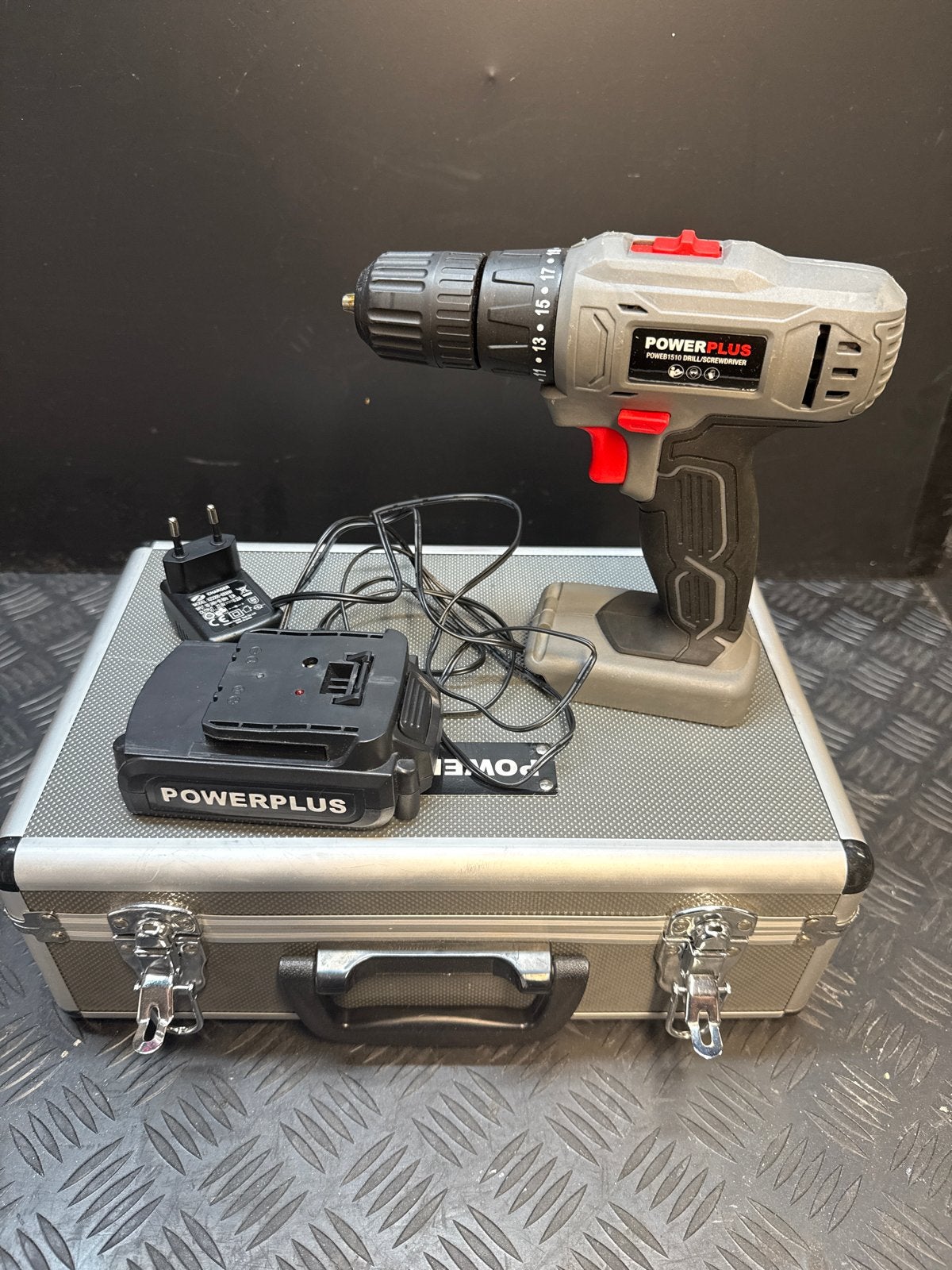POWERPLUS Boor-/Schroefmachine met koffer en lader, Variabele snelheid, Ophalen of Verzenden, Minder dan 400 watt, Zo goed als nieuw