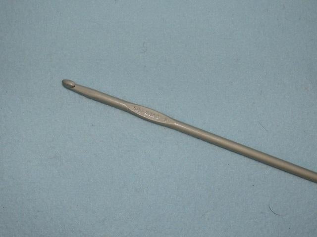 Haaknaald 5 mm aluminium Engelse maat 6, Ophalen of Verzenden, Zo goed als nieuw, Haken, Naald