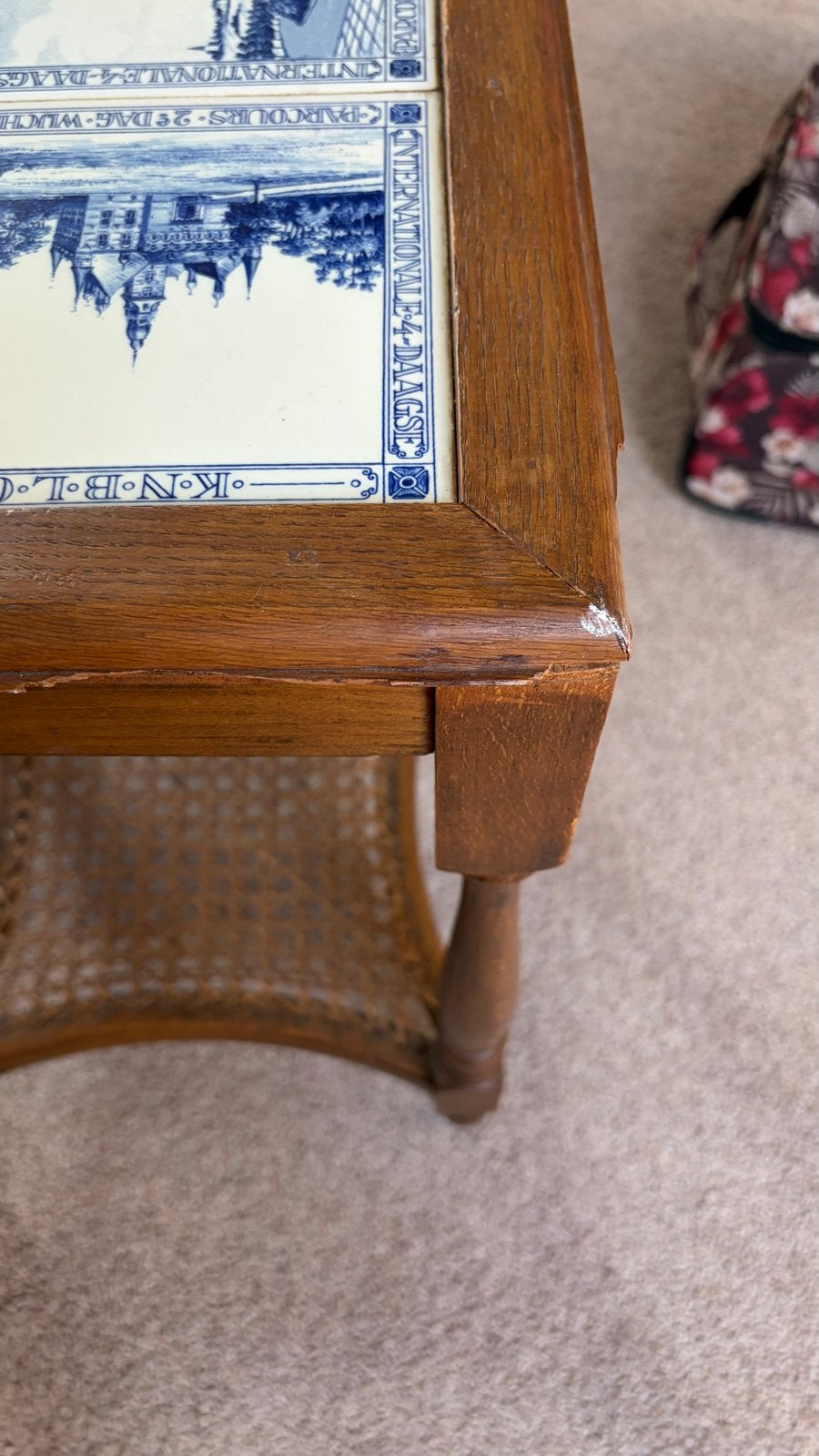 Vintage bijzettafel met Delfts blauwe tegels, Antiek en Kunst, Ophalen of Verzenden