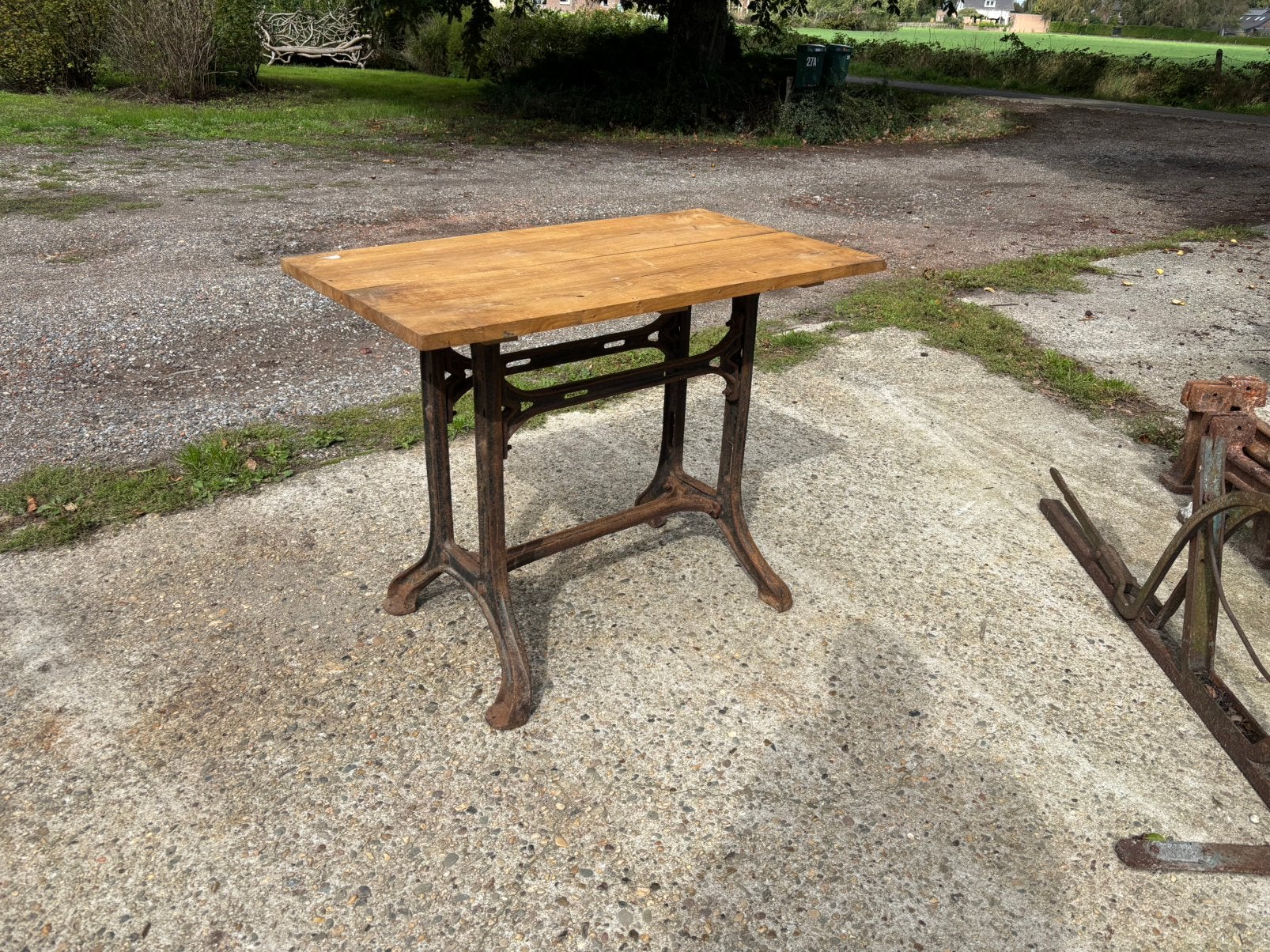Oude eikenhouten tafel met gietijzeren onderstel, Ophalen