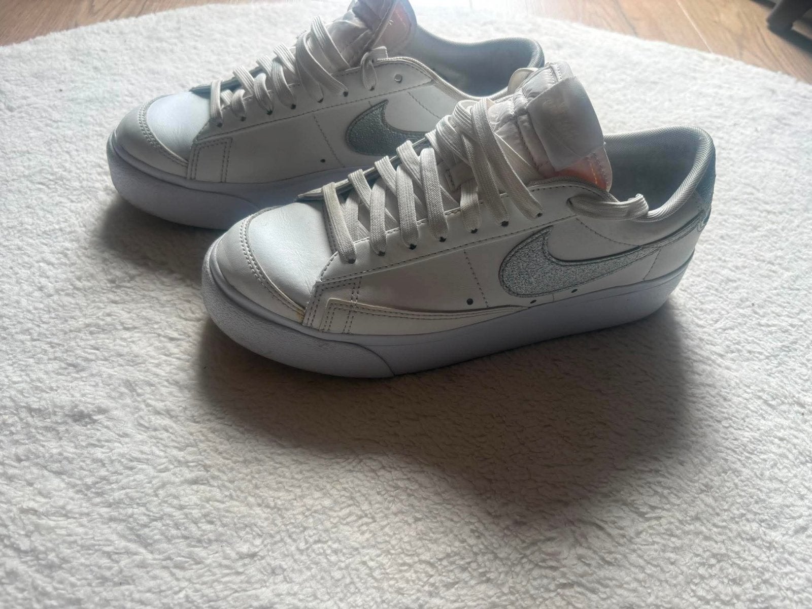Nike Blazer Low Platform sneakers wit met glitter swoosh, Kleding | Dames, Ophalen, Zo goed als nieuw, Wit, Sneakers of Gympen