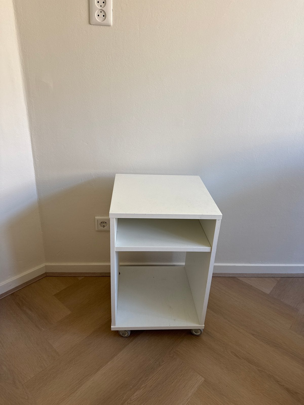 Ikea Vihals nachtkastje op wieltjes - Zo goed als nieuw, Huis en Inrichting, Slaapkamer | Nachtkastjes, Ophalen, Overige materialen