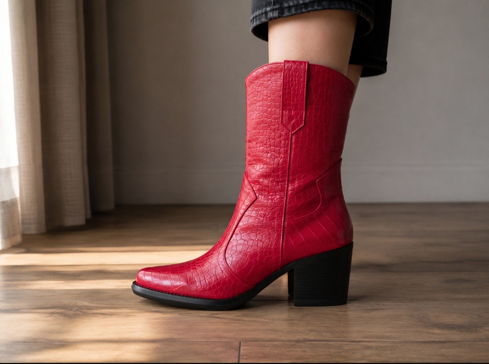 Rode cowboylaarzen met krokodillenprint, Kleding | Dames, Schoenen, Ophalen of Verzenden, Zo goed als nieuw, Rood, Lage of Enkellaarzen