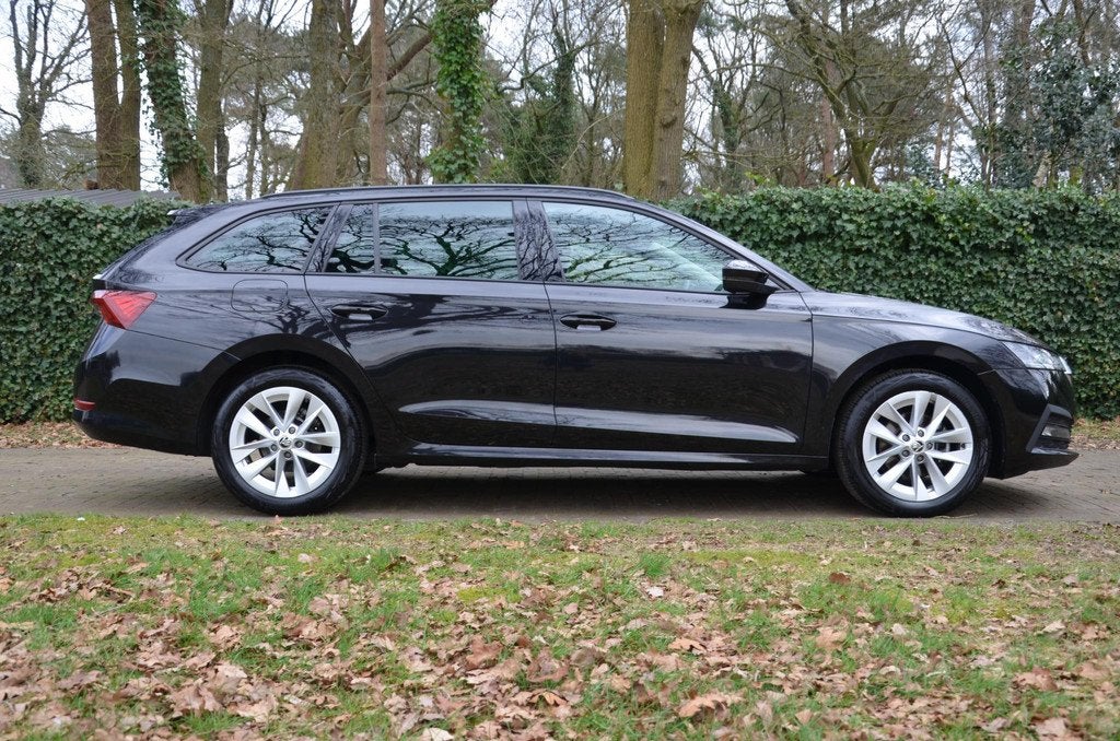 Skoda Octavia Combi 1.0 e-TSI Business Edition Automaat/Navi, Auto's, Skoda, Stof, Gebruikt, Zwart, 19 km/l
