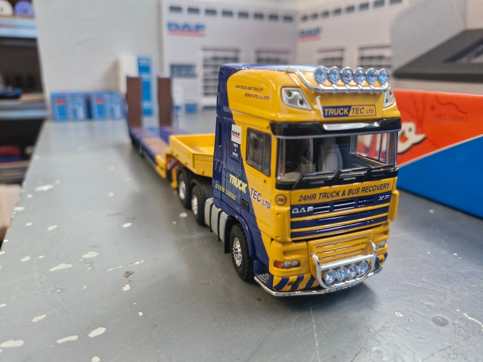 daf XF met semi dieplader uitschuifbaar met oprijplanken
