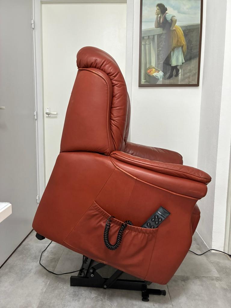 Te koop elektrische sta op relaxstoel, Huis en Inrichting, Fauteuils, Ophalen, Zo goed als nieuw, 75 tot 100 cm, 50 tot 75 cm