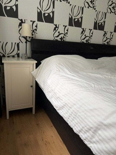 Zwart kunstleer bed 200x200 met matrassen en nachtkastjes, Ophalen, Gebruikt, Zwart, Tweepersoons