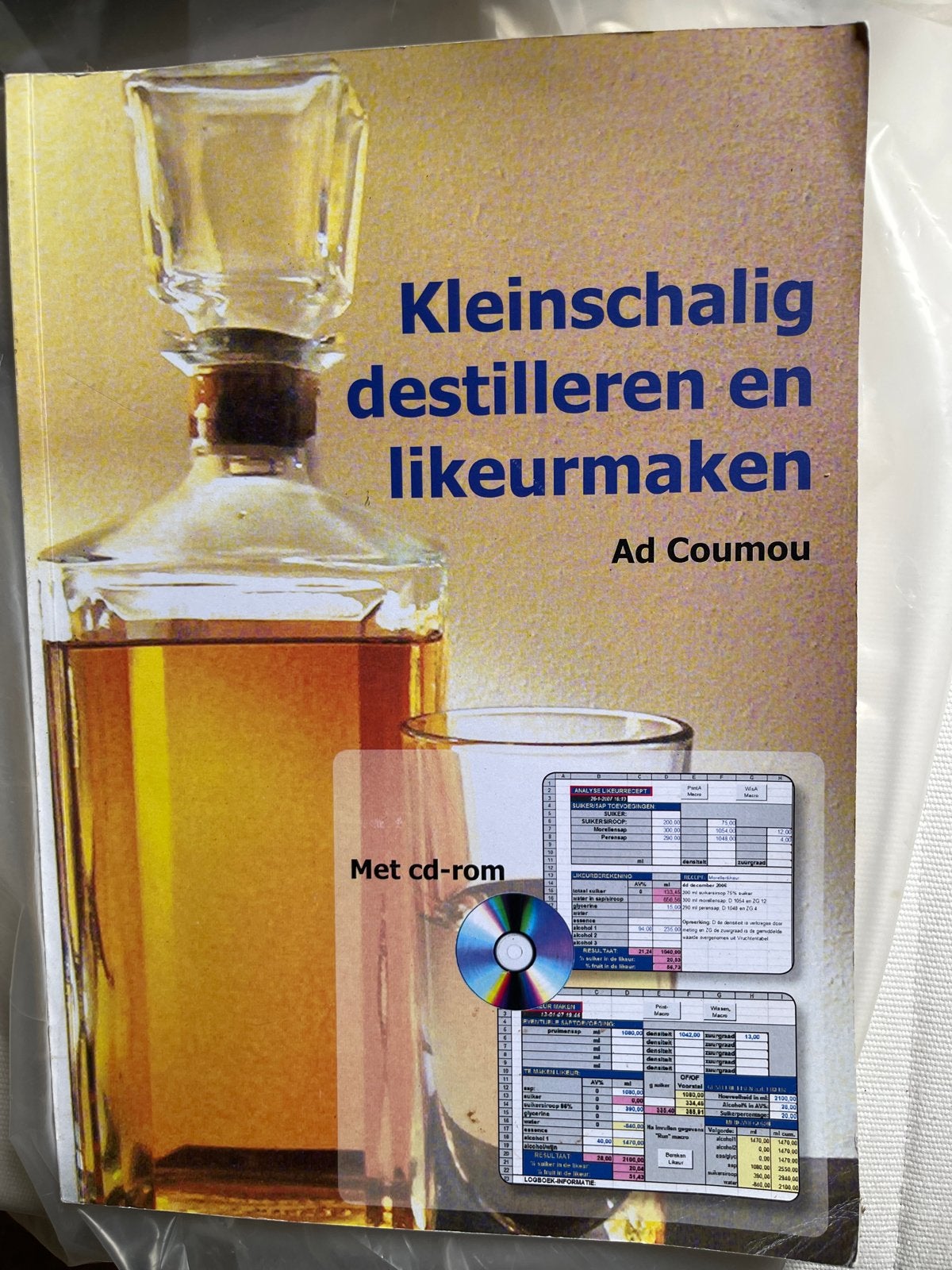 Kleinschalig destilleren en likeurmaken + CD-rom, Boeken, Ophalen of Verzenden, Zo goed als nieuw, Overige onderwerpen