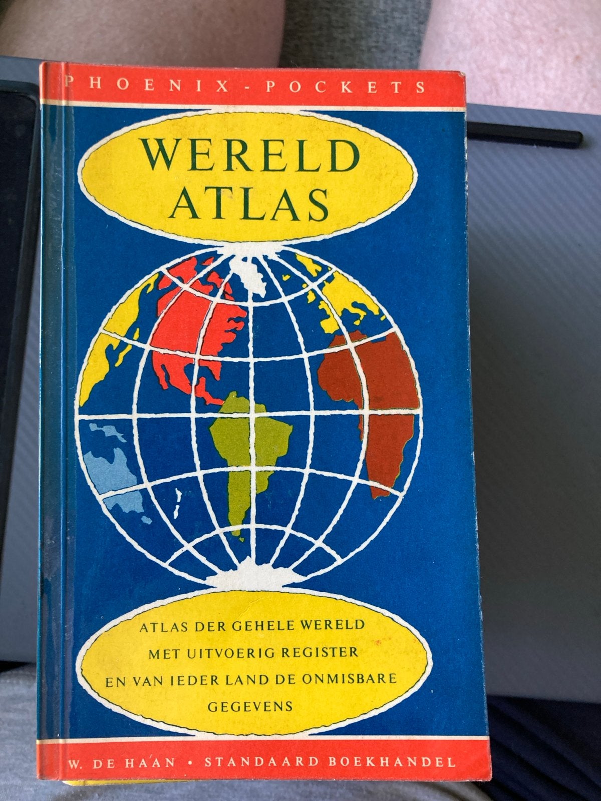 Phoenix Pockets Wereldatlas - W. de Haan, Boeken, Gelezen, Overige atlassen, Ophalen of Verzenden, 1800 tot 2000