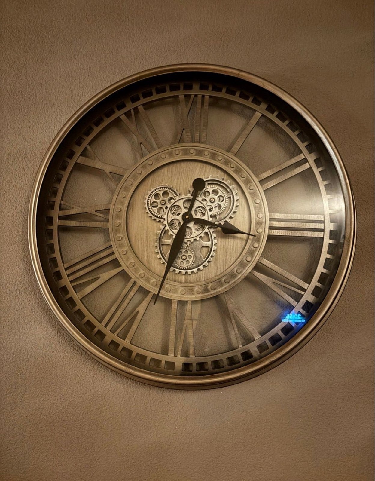 Industriële wandklok met draaiende tandwielen, Huis en Inrichting, Ophalen, Goud, Wandklok, Vintage