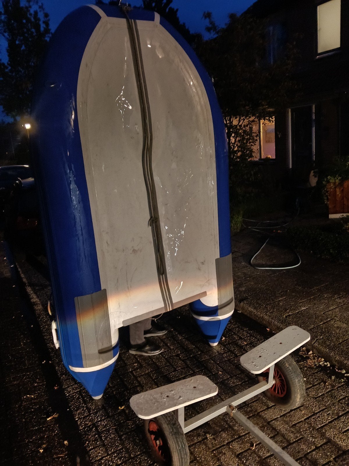 Foto 18 van rubberboot met buitenboordmotor/motor en trailer