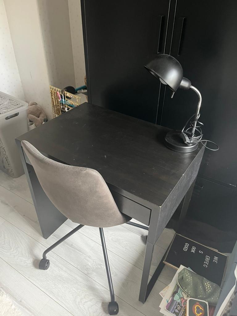 Bureau met bureaustoel en lampje, Ophalen, Zo goed als nieuw