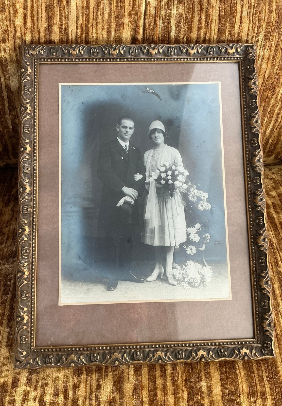 Oude, gouden schilderijlijst met trouwfoto. Buitenmaat 44x34, Ophalen of Verzenden, Voor 1940, Zo goed als nieuw