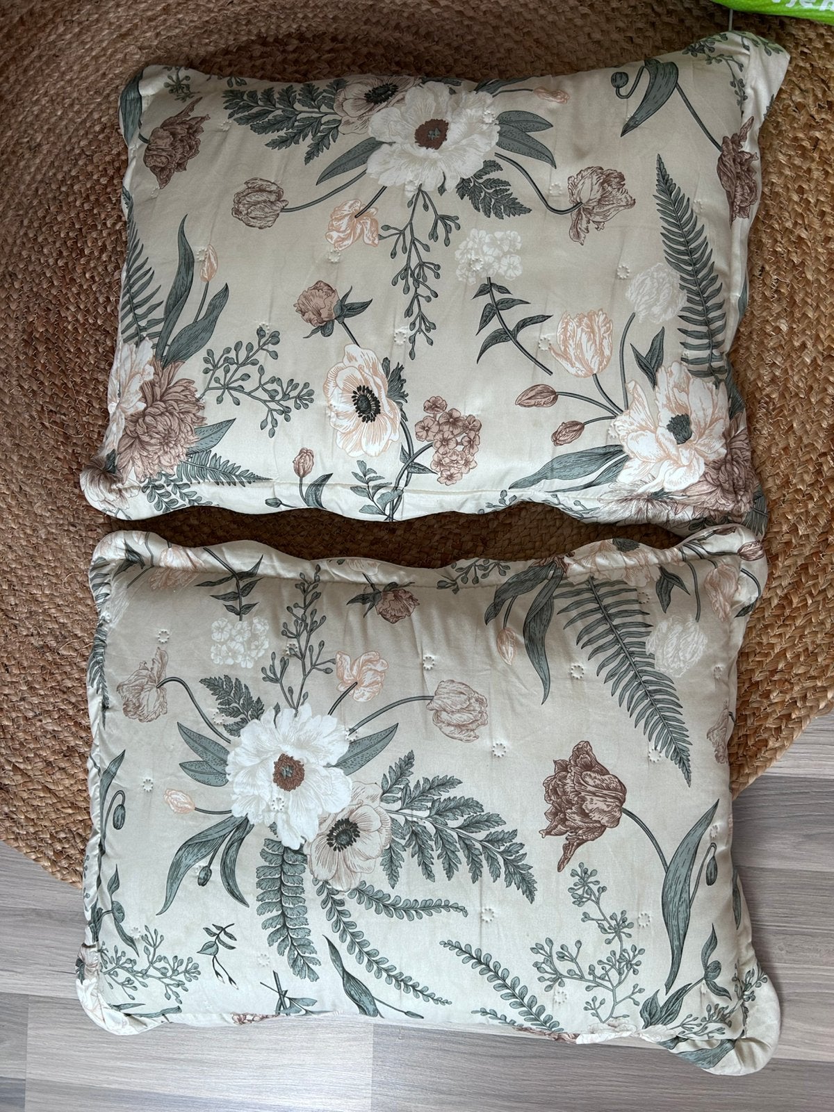 Prachtige sier kussens  50x70  Jysk bloemen beige, Ophalen, Zo goed als nieuw, Beige, Vierkant