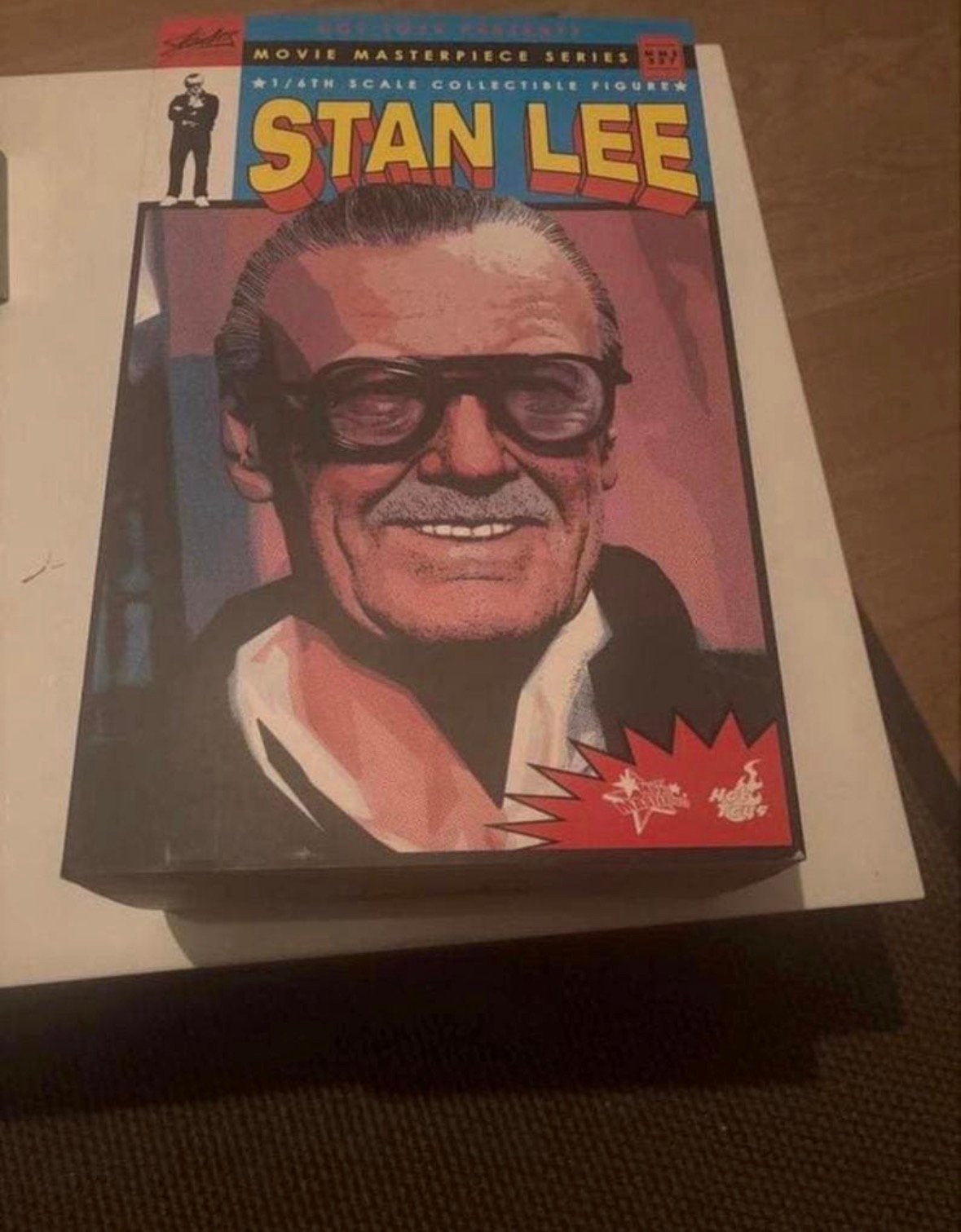 1/6 figuur Stan Lee - Hot Toys MMS 327, Ophalen of Verzenden, Zo goed als nieuw, Actiefiguur of Pop