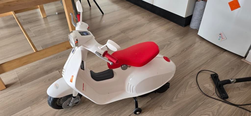 Witte elektrische kinderscooter met rood zitje, Ophalen